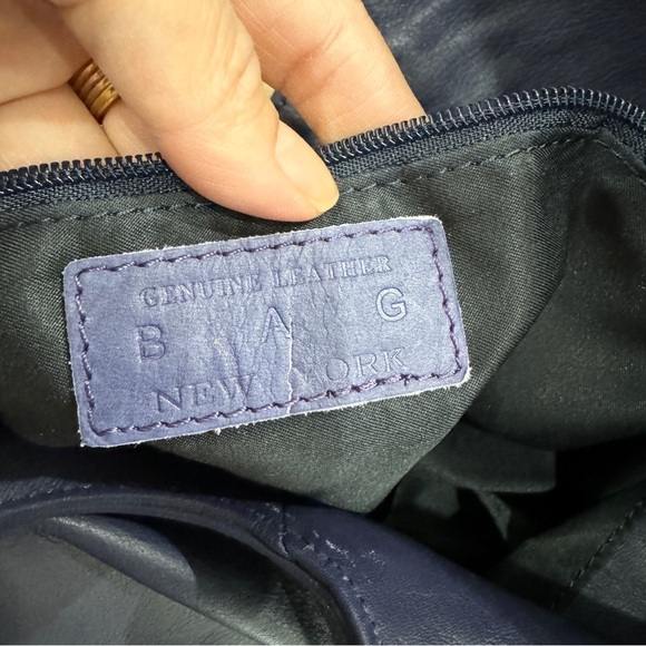 BAG New York genuine Leather cut-out shoulder bag in navy blue - Picture 4 of 5